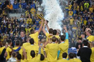 שחקני מכבי תל אביב עם גביע הטוטו