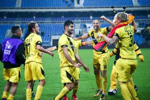 שחקני מכבי נתניה חוגגים