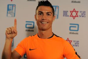 כריסטיאנו רונאלדו בקמפיין עם מגן דוד אדום