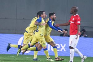 אלירן עטר חוגג עם שחקני מכבי תל אביב