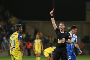 זיו אדלר שולף את האדום לברק יצחקי