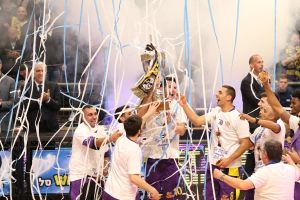 גיא פניני מניף את הגביע