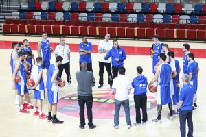 עודד קטש עם שחקני נבחרת ישראל