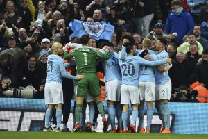 שחקני מנצ'סטר סיטי חוגגים