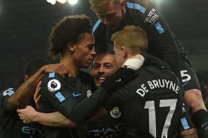 שחקני מנצ'סטר סיטי חוגגים