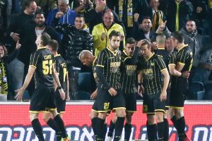 וארן, סאבו ושחקני בית"ר חוגגים