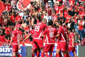 שחקני הפועל תל אביב חוגגים