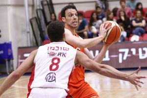 ניצן חנוכי מול חואקין שוכמן