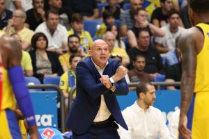 נבן ספאחיה מאמן מכבי תל אביב מול הפועל תל אביב