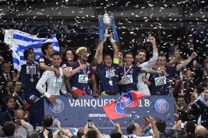 שחקני פאריס סן ז'רמן מניפים את הגביע