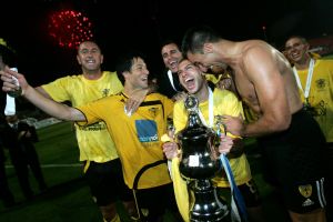 אבירם ברוכיאן חוגג עם החברים את הזכייה בגביע ב-2009