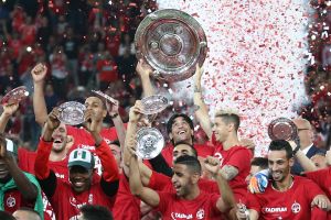 אליניב ברדה מניף את צלחת האליפות