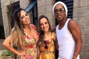 רונאלדיניו ושתי ארוסותיו