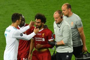 כריסטיאנו רונאלדו מנחם את מוחמד סלאח