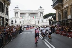 כריס פרום על רקע רומא