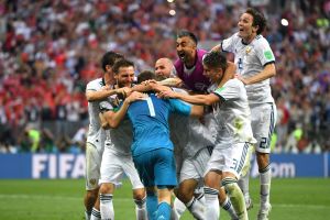 איגור אקינפייב עם שחקני נבחרת רוסיה