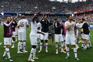 שחקני נבחרת צרפת חוגגים את ההעפלה לחצי הגמר