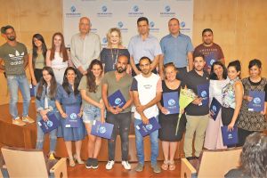 הסטודנטים שקיבלו מלגה עם מנכ"ל מפעל הפיס, עמרי לוטן