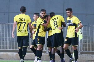 שחקני מכבי נתניה חוגגים