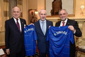 רוברט זינגר, מנכ"ל הקונגרס היהודי העולמי, יוג'ין טננבאום, מנהל צ'לסי ורונאלד לאודר, נשיא הקונגרס