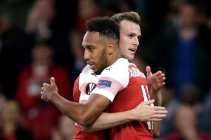 פייר-אמריק אובאמיינג עם רוב הולדינג