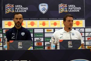 אנדי הרצוג עם ביברס נאתכו