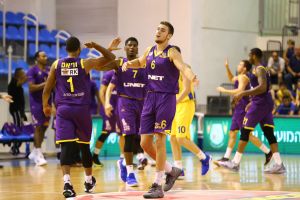 שחקני הפועל חולון חוגגים