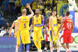 שחקני מכבי תל אביב חוגגים