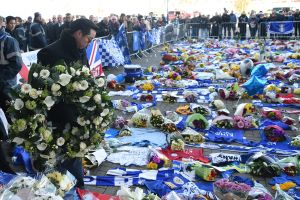 לסטר עורכת טקס לזכר הבעלים