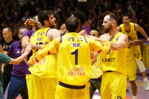 פניני וחבריו חוגגים