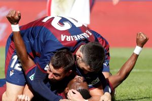 שחקני אייבר חוגגים עם דיופ