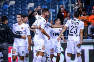 שחקני בני יהודה חוגגים בסמי עופר