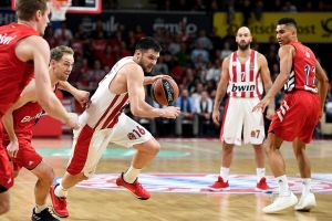 קוסטאס פאפאניקולאו