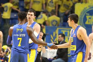 שחקני מכבי תל אביב חוגגים