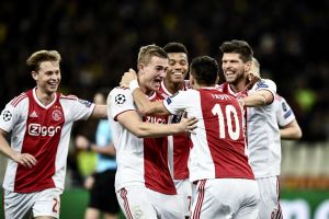 שחקני אייאקס חוגגים