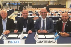יגאל כרמי וגילי לוסטיג עם נציגי גואטמלה