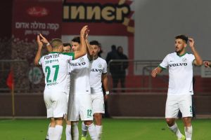 שחקני מכבי חיפה חוגגים