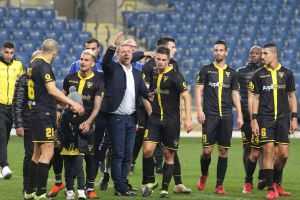 ניר קלינגר ושחקני בית"ר