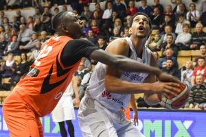 טאליב זאנה חוסם את ג'ורדן הית'