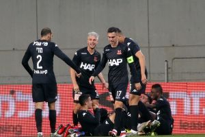 שחקני בני יהודה חוגגים