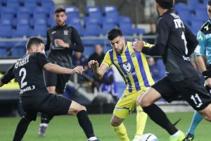 שחקני בני סכנין עם אבי ריקן