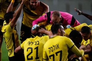 שחקני מכבי נתניה חוגגים