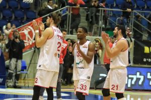 שחקני הפועל באר שבע חוגגים