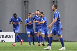 שחקני מכבי פתח תקווה חוגגים
