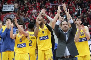 יאניס ספרופולוס ושחקני מכבי תל אביב