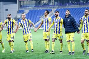 שחקני מכבי תל אביב חוגגים