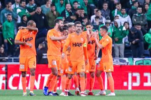 שחקני בני יהודה חוגגים