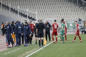 שוטרים במשחק בין אולימפיאקוס לבין פנאתינייקוס