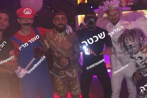 שחקני הפועל באר שבע חוגגים את פורים