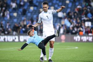 זהבי חוגג על הדשא בסיום